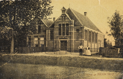 130062 Gezicht op de Gereformeerde Kerk en school (Dorp 209) te Benschop.